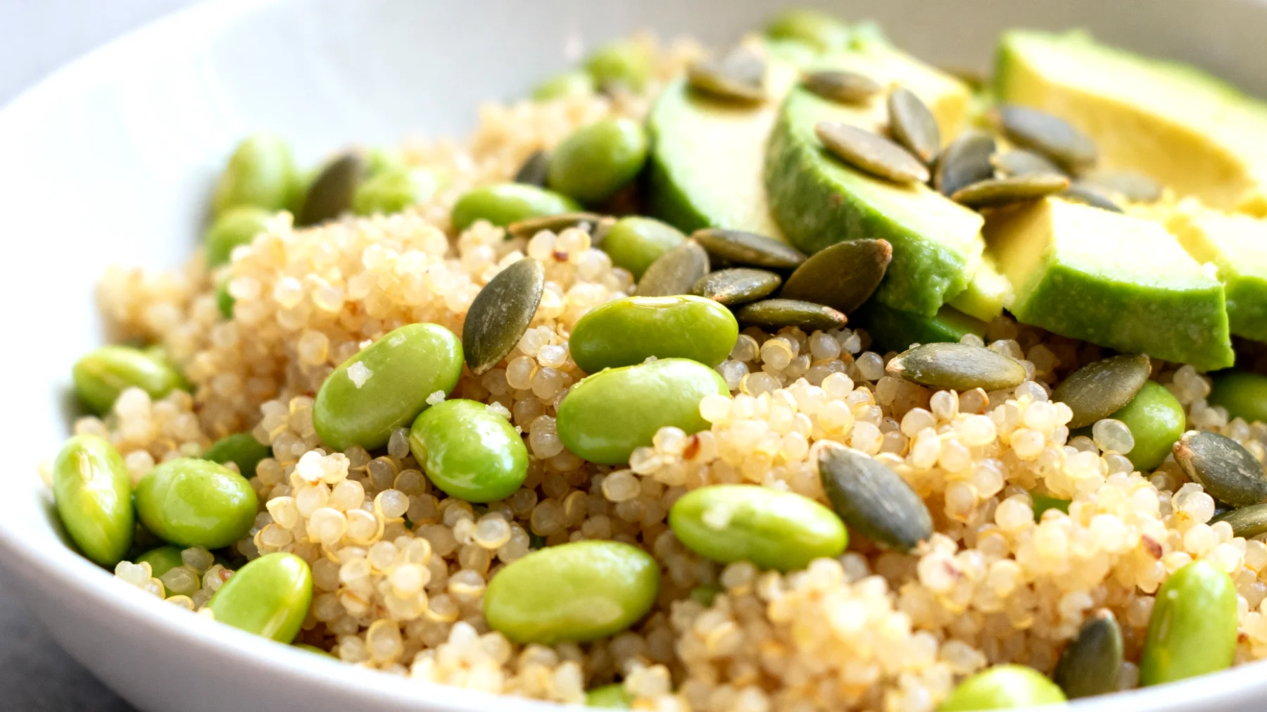 Insalata di miglio con edamame, semi di zucca e avocado"