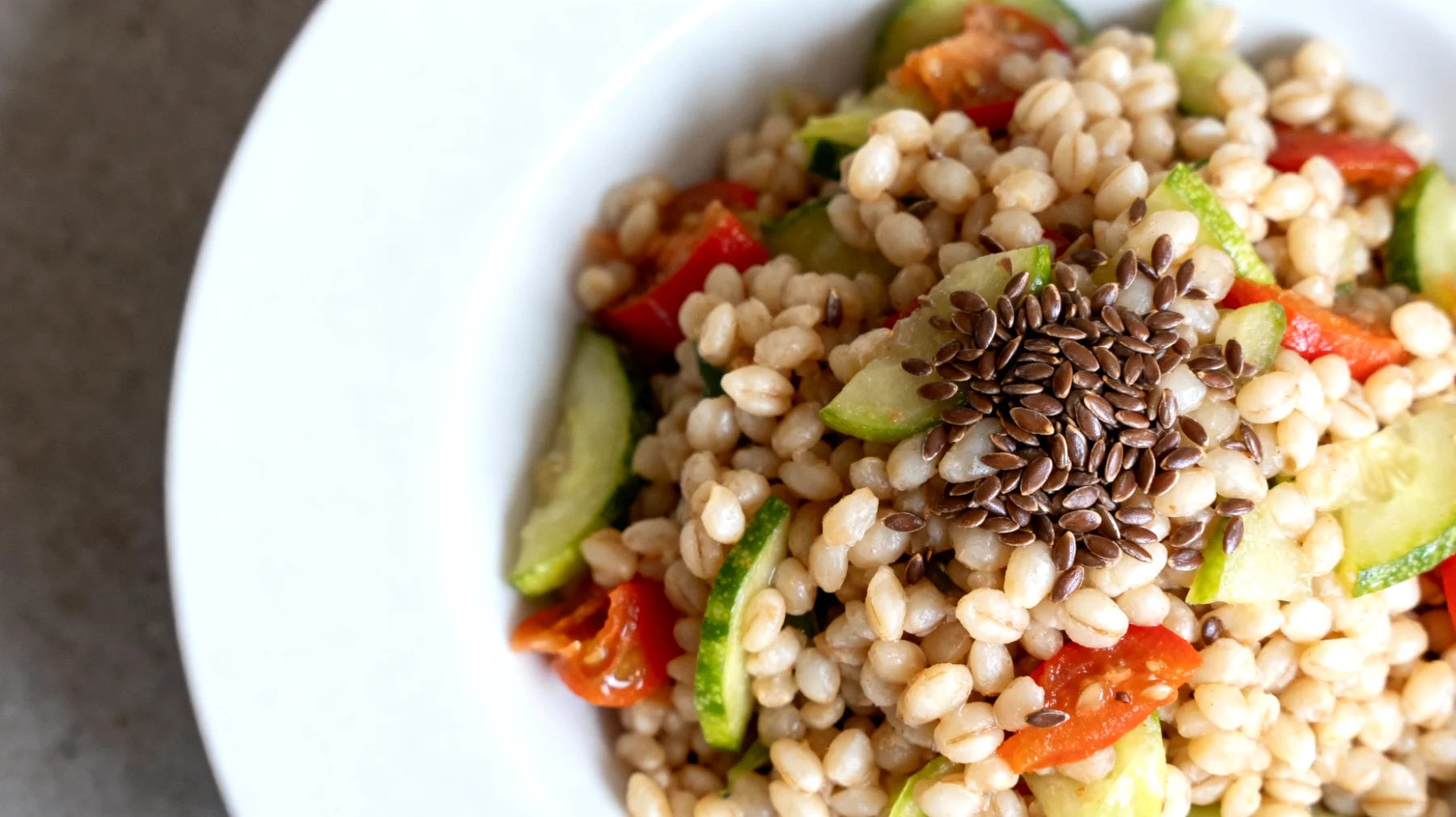 Insalata di orzo perlato con verdure fermentate e semi di lino"