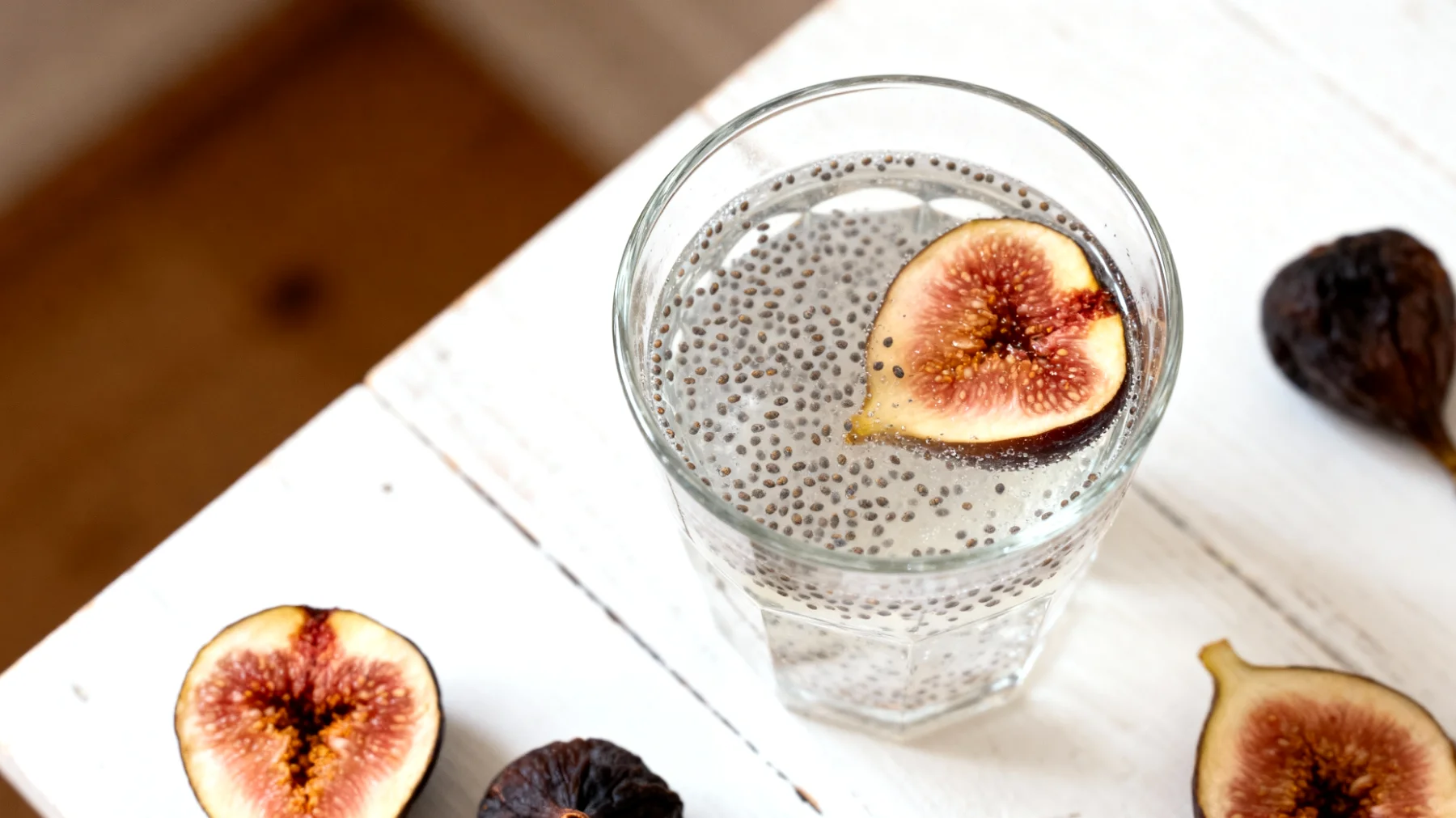 Kefir d'acqua con semi di chia e fichi secchi"