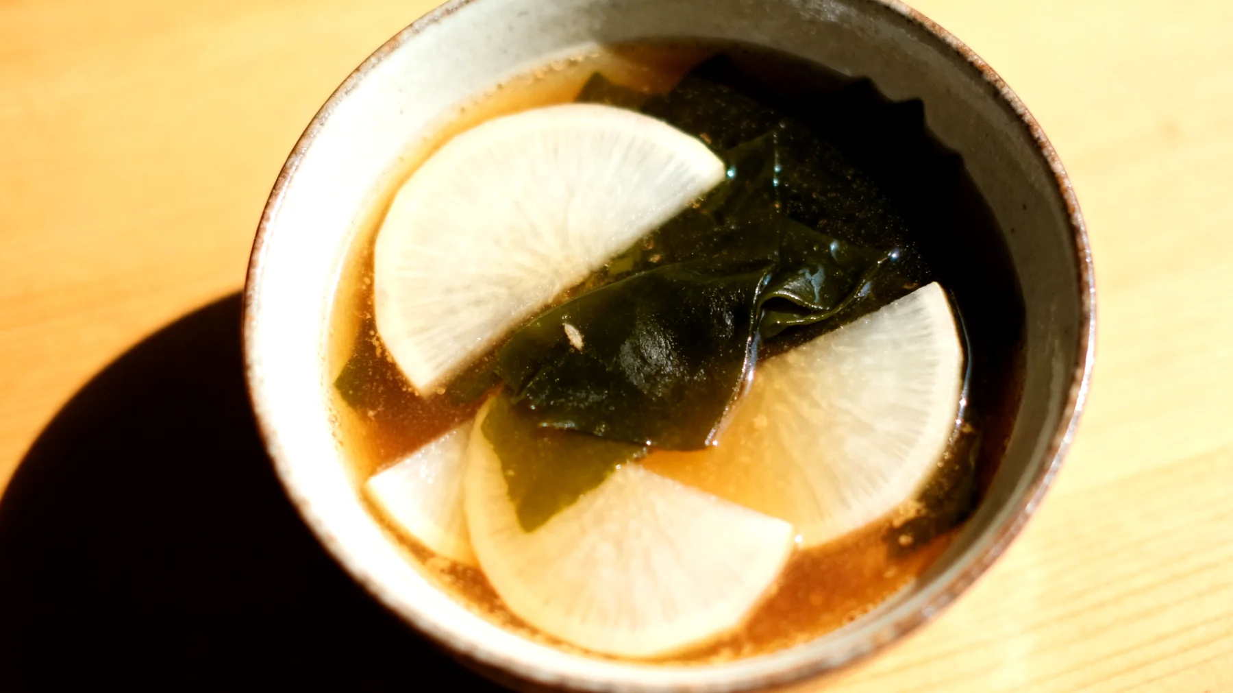 Zuppa di miso con daikon e alghe wakame"