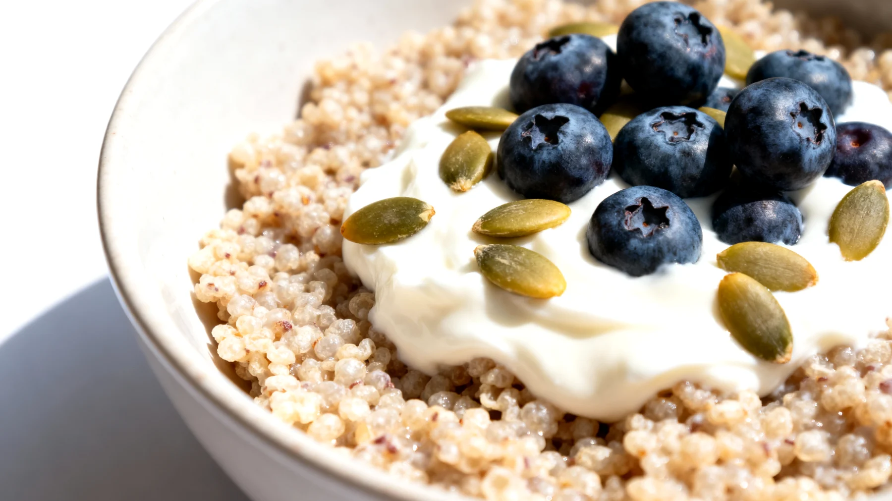 Amaranto soffiato con yogurt greco, semi di zucca e mirtilli"