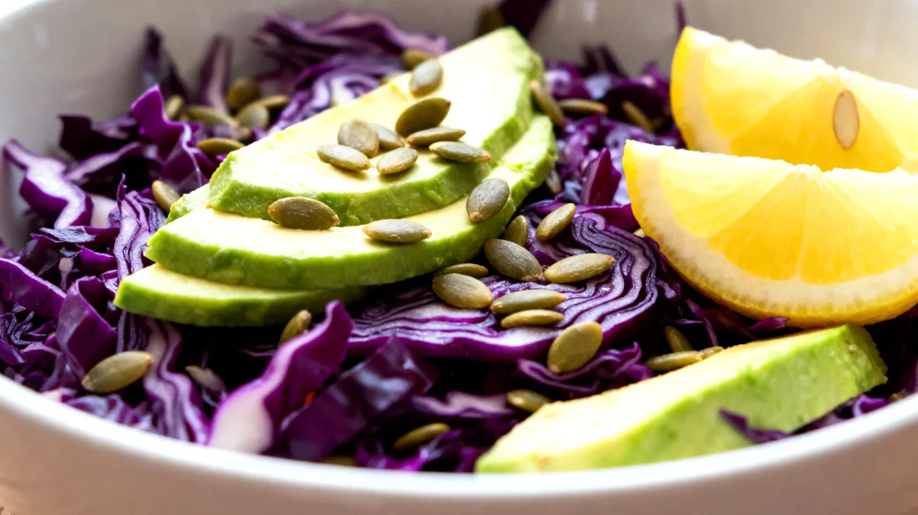 Insalata di cavolo viola con avocado, semi di zucca e limone"