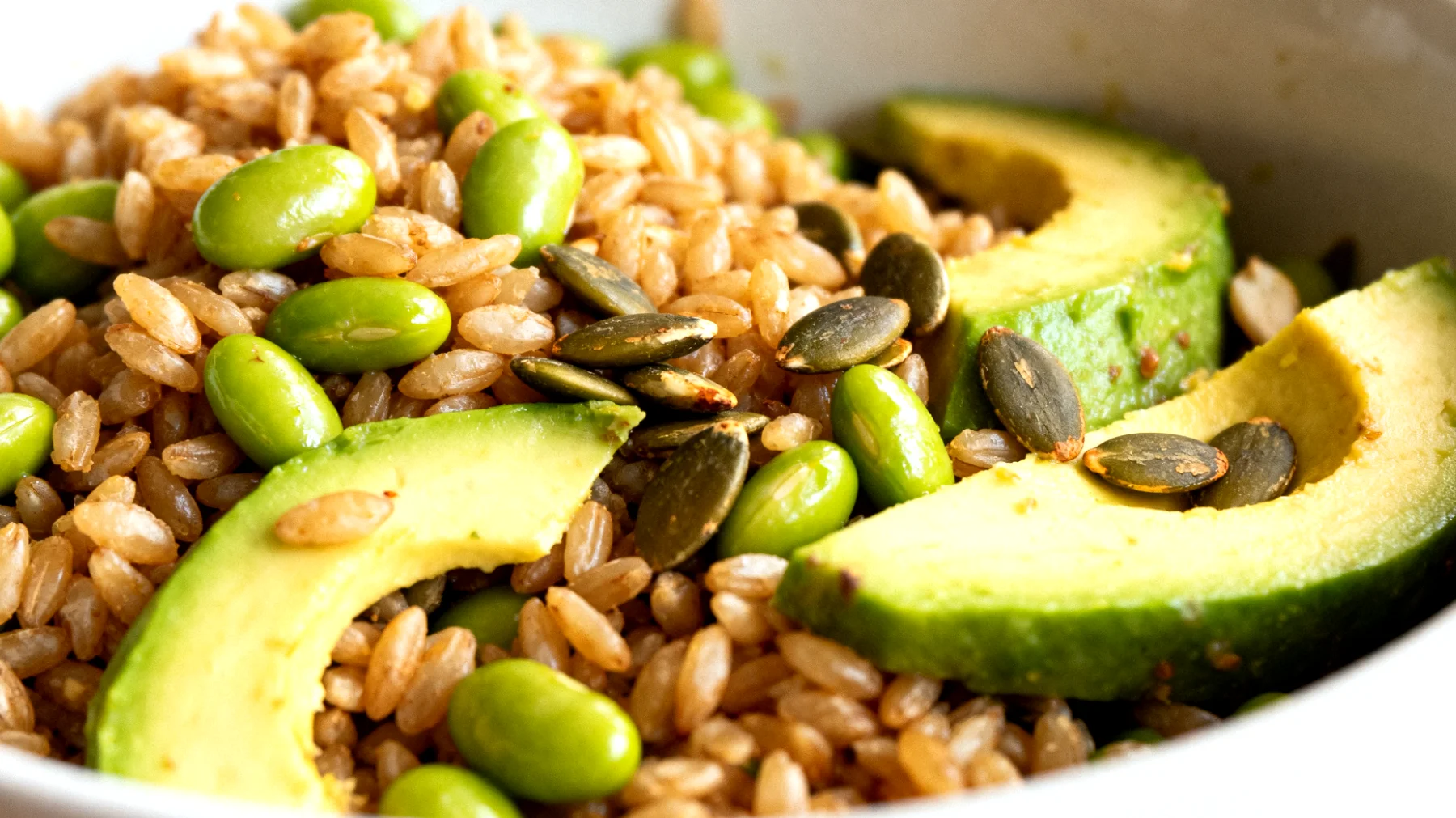Insalata di farro con edamame, avocado e semi di zucca"