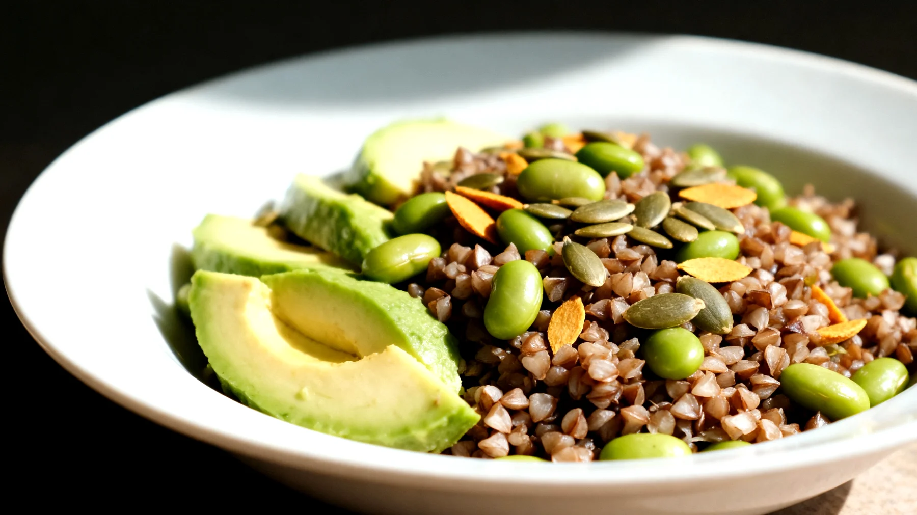 Insalata di grano saraceno con edamame, avocado e semi di zucca"