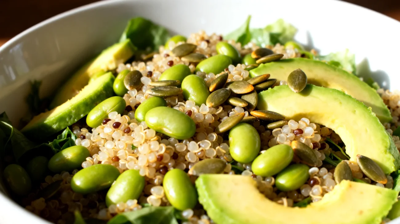 Insalata di quinoa con edamame, avocado e semi di zucca"